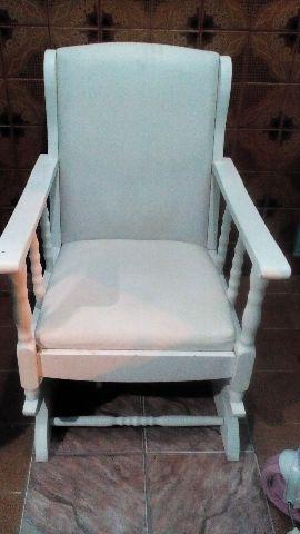 Cadeira branca de amamentação