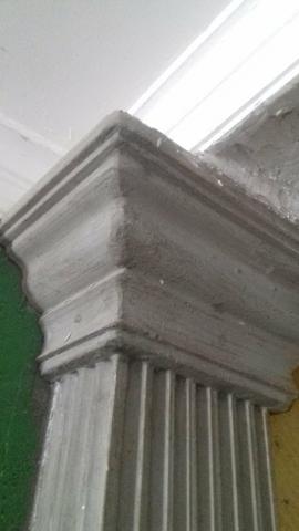 Colunas decorativas e molduras de cimento