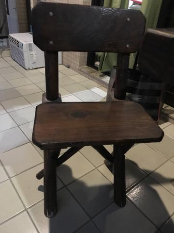 Conjunto mesa e 4 cadeiras em madeira
