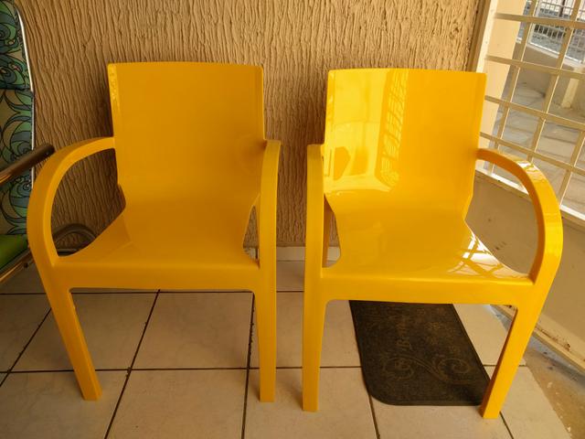 Duas poltronas/cadeiras Plasutil amarelas (Patos PB)