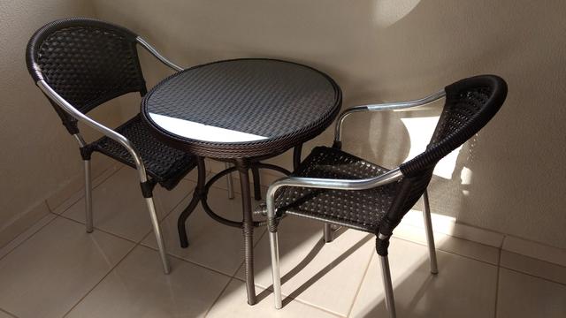 Mesa Redonda 65 cm com 2 cadeiras Fibra Sintética