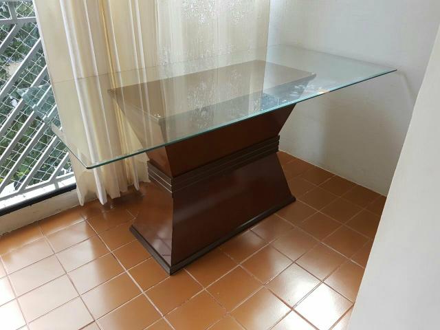 Mesa de Jantar com tampo de vidro