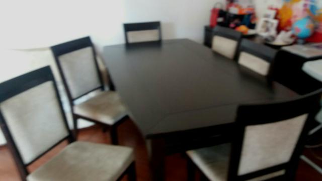 Mesa de jantar com seis cadeiras e buffet