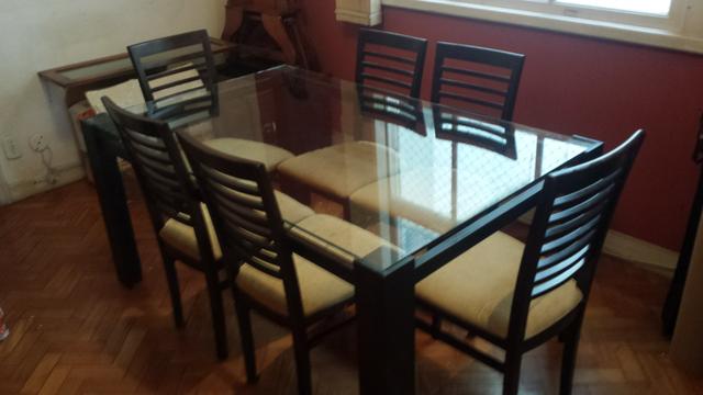Mesa de jantar de madeira e vidro com 6 cadeiras