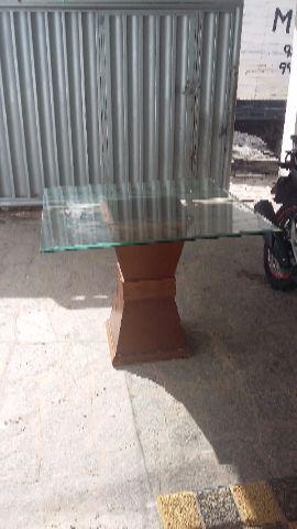 Mesa de vidro com base madeira