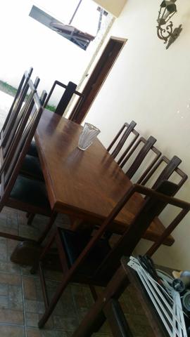 Mesa e 8 cadeira de madeira maciça