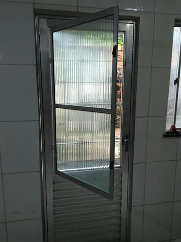 Porta de alumínio com janela de vidro - Barbada