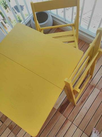 Conjunto de mesa e 2 cadeiras e madeira. cor amarelo