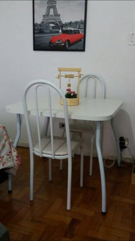 Mesa 4 lugares branca com duas cadeiras
