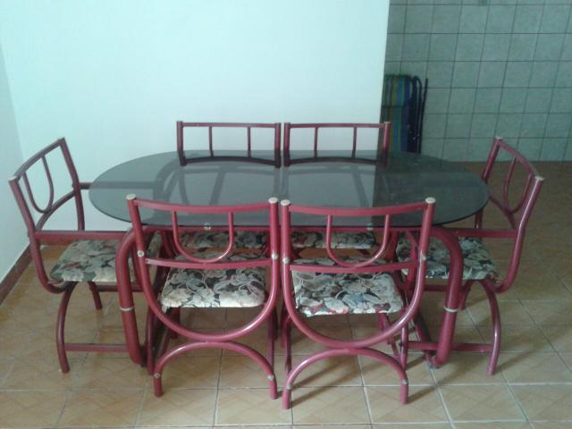 Mesa de Jantar com 6 cadeiras super conservadas