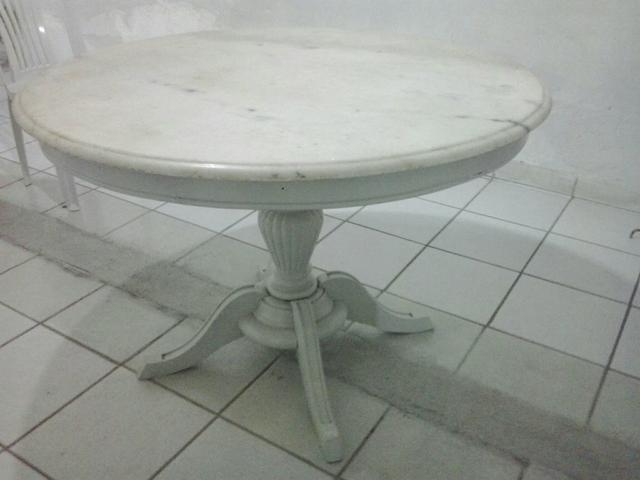 Mesa de madeira de cedro com mármore