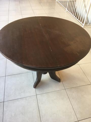 Mesa em madeira maciça redonda que vira oval