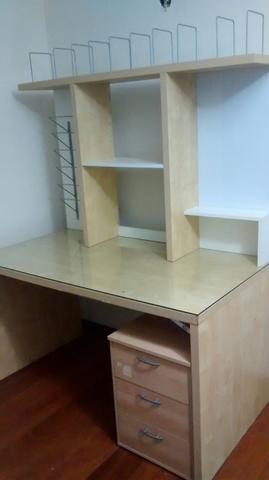 Mesa escritório com estante e gaveteiro