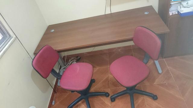 Vendo mesa de escritório com duas cadeiras