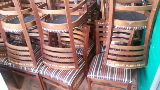 Balcão / mesas / cadeiras