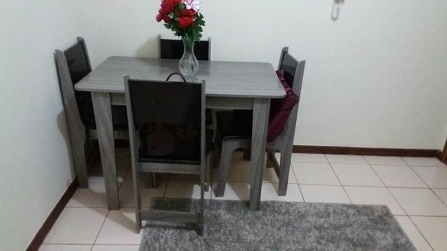 Conjunto de mesa e cadeira cinza com preto