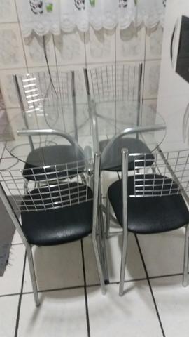Mesa de vidro redonda com 4 cadeiras cromadas