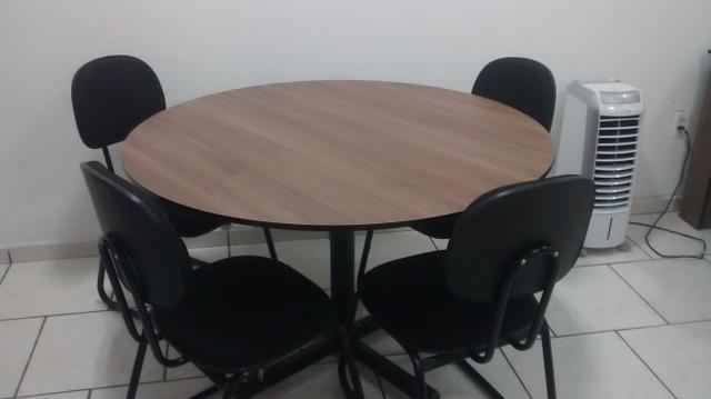 Mesa redonda com 4 cadeiras fixas