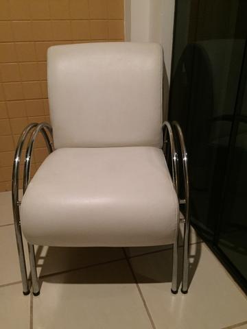 2 cadeiras brancas couro semi-sintético