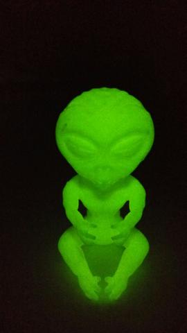 Baby Alien brilha no escuro