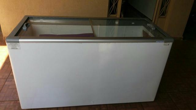 Freezer horizontal Fricon 503 litros com porta de vidro