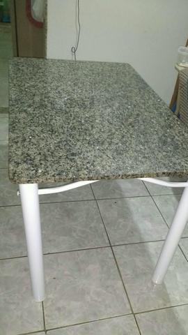 Mesa com tampo de granito