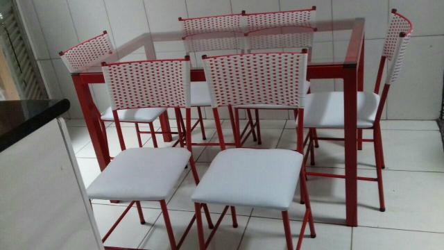 Mesa retangular com seis cadeiras com fibra 790 reais