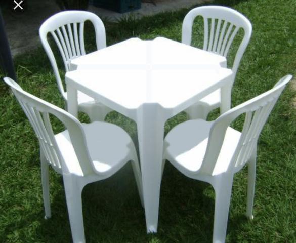 Cadeira e mesa de plástico