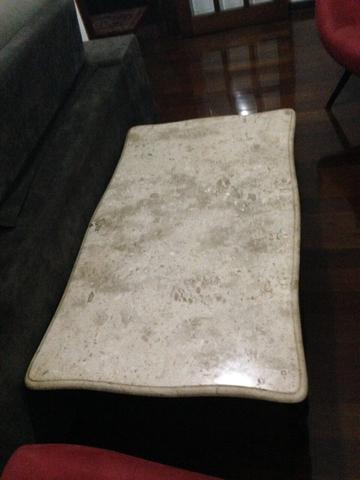 Duas lindas mesas de mármore com pés modelo Luiz XV