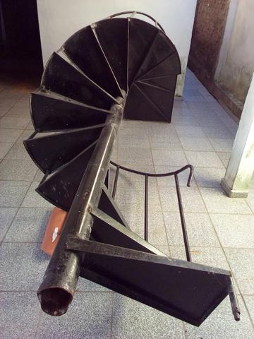 Escada de ferro metalom