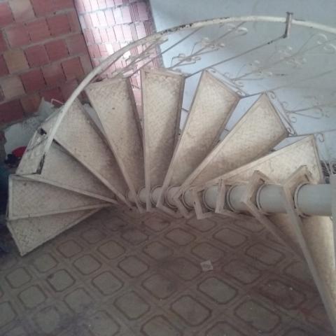 Escada em ferro espiral (350 altura por 160 diametro