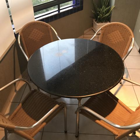 Jogo de mesa e cadeiras em aluminio e fibra sintetica