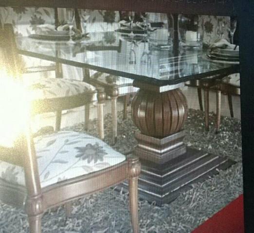 Linda mesa de jantar em fino acabamento sem as cadeiras