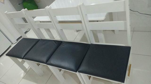 Mesa branca com 4 cadeiras