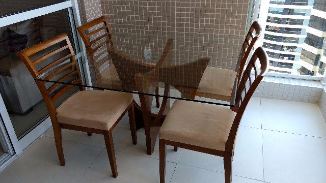 Mesa com 4 cadeiras em madeira maciça com design moderno