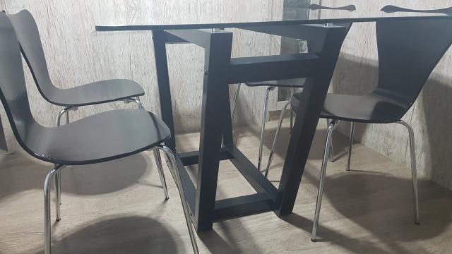 Mesa com tampo de vidro com 4 cadeiras
