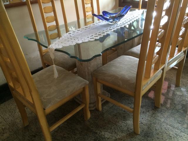 Mesa de jantar com pés de granito
