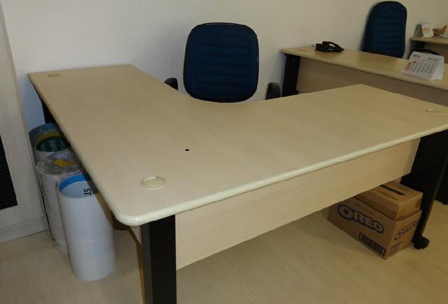 Mesa para escritório com cadeiras - marfin