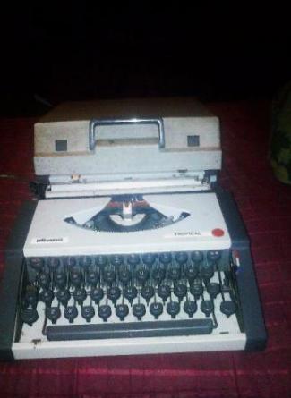 Promoção: Máquina de escrever Olivette Tropical,