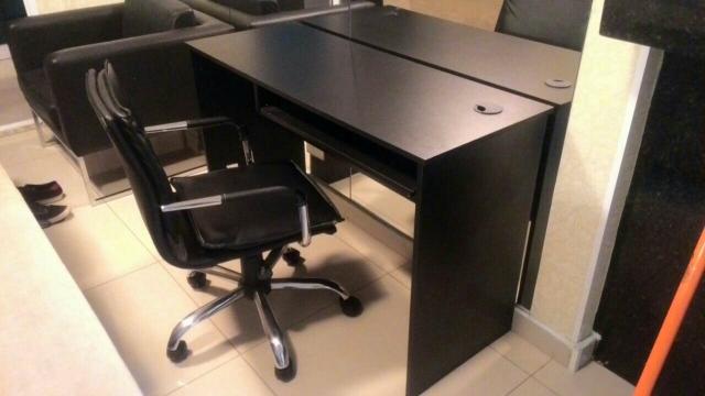 Cadeira e mesa de escritório.