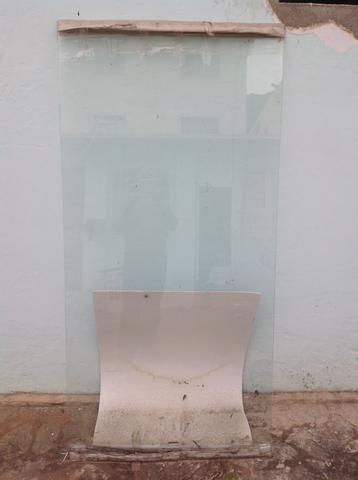 Mesa de vidro com base em granito
