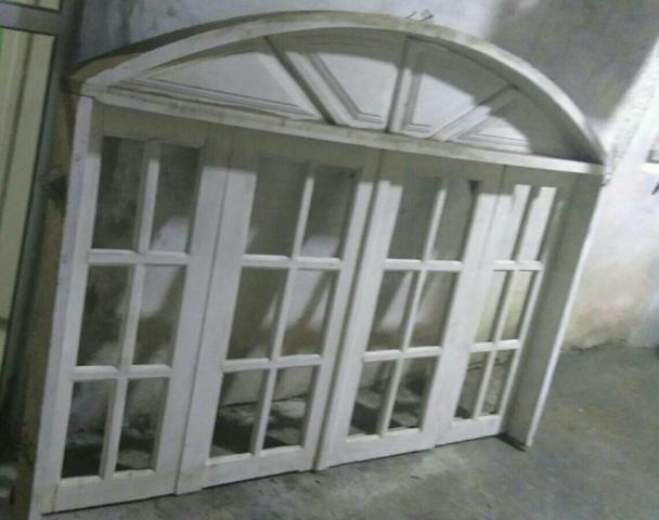 Porta e janelas colonial de madeiras