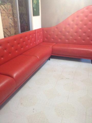 Sofá vermelho de 8m em formato "L"