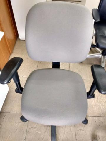 Cadeira Com Assento E Encosto Em Tecido