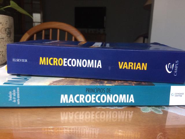 Livros Microeconomia e Macroeconomia