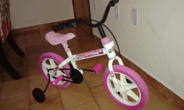 Bicicleta infantil aro 12 feminina da Hello kitty