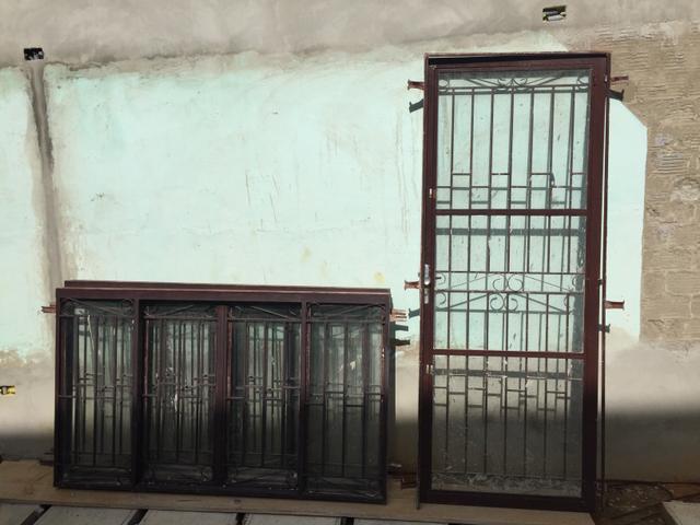 Conjunto porta e janelas (3 janelas)