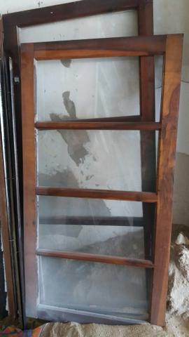 Janelas de madeira com vidro