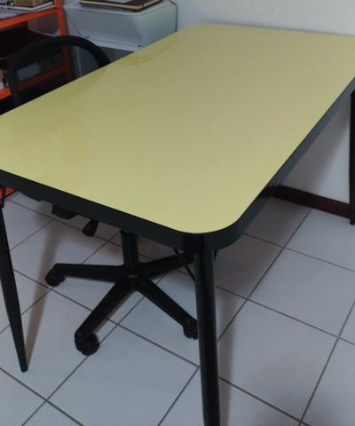Mesa de cozinha amarela