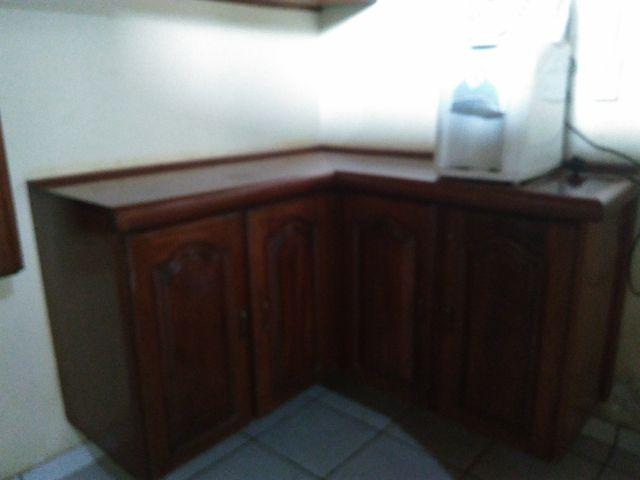 Motivo de viagem: Lindo armário de cozinha todo em Mogno